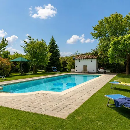 Villa Casale Tiziano By Posarellivillas