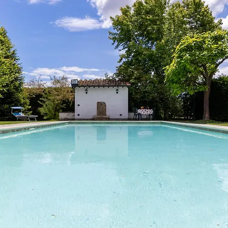 Villa Casale Tiziano By Posarellivillas
