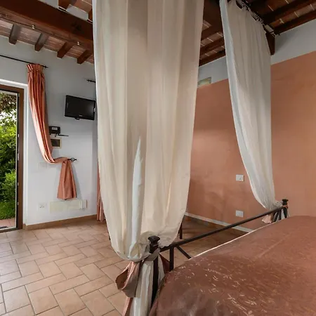 Villa Casale Tiziano By Posarellivillas