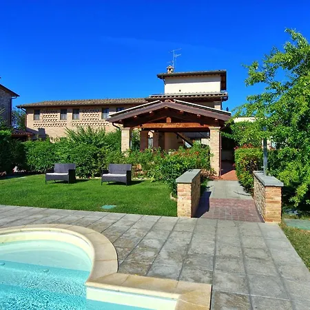Villa Casale Tiziano By Posarellivillas